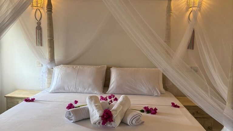 Camera matrimoniale con letto a baldacchino e zanzariera a Villa Florentia, Watamu